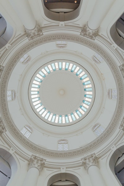 The round ceiling white and gray
